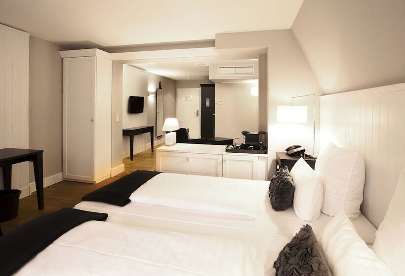 جناح جونيور, Victoria