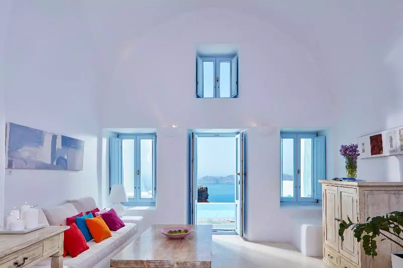 سوییت با استخر, Astra Suites