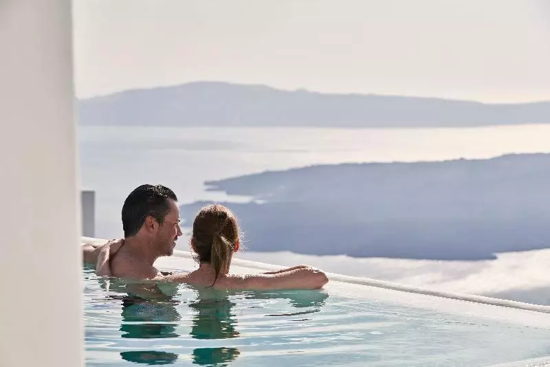 سوییت با استخر, Astra Suites