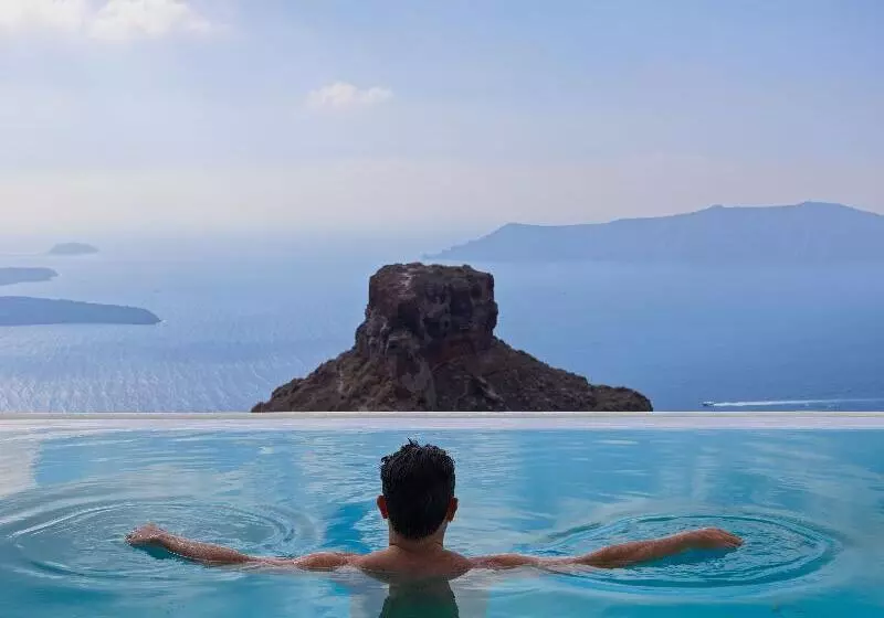 سوییت با استخر, Astra Suites