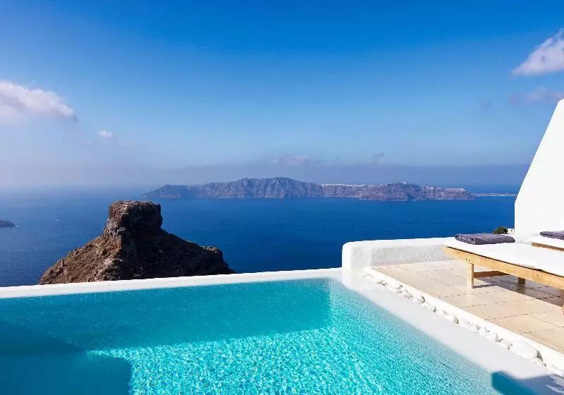 سوییت با استخر, Astra Suites
