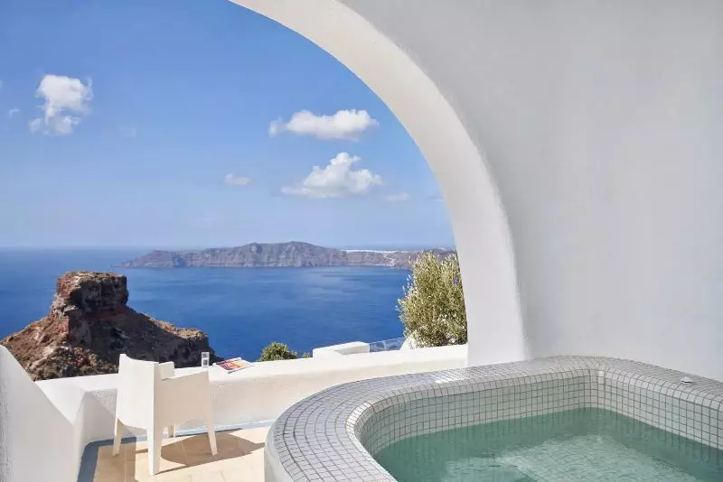 سوییت سوپریور, Astra Suites