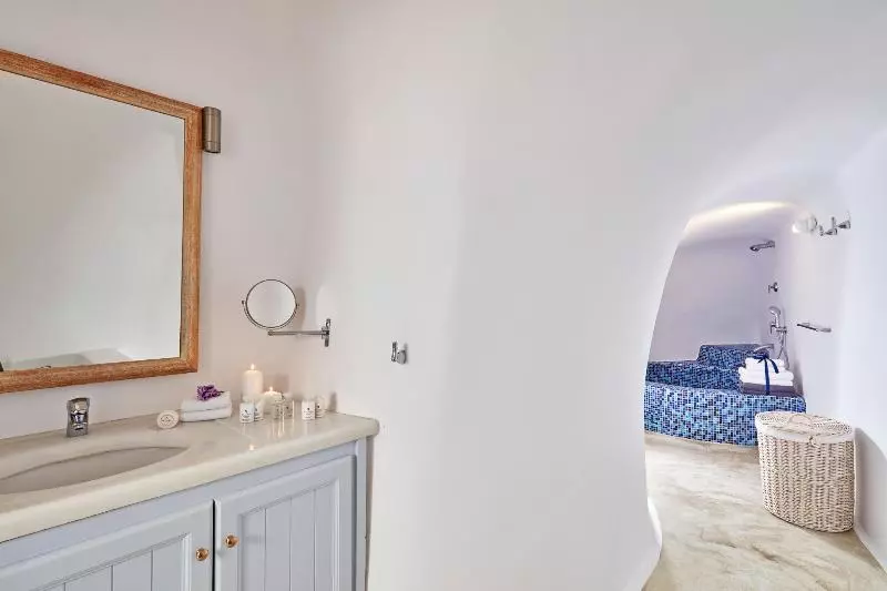 سوییت با استخر, Astra Suites