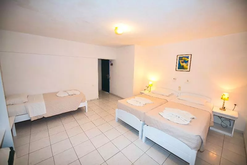 プールの見えるスタンダードトリプルルーム, Caldera View Resort Adults Only