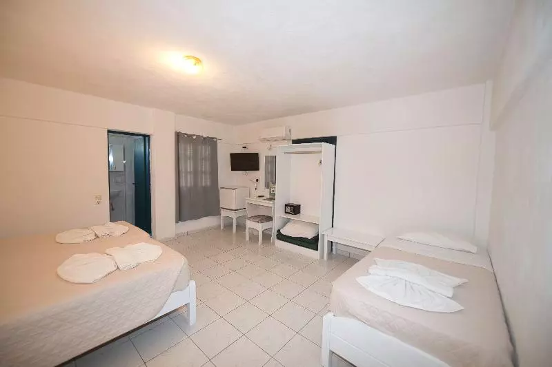 プールの見えるスタンダードトリプルルーム, Caldera View Resort Adults Only