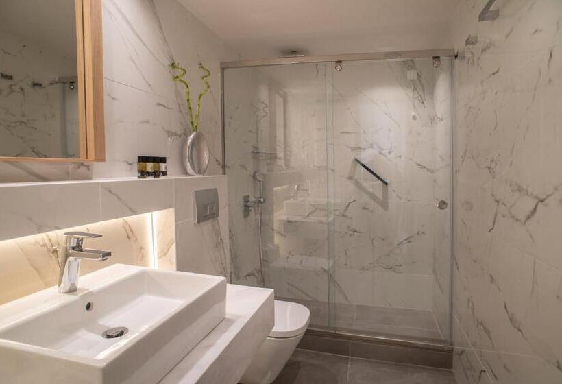 جناح مطلّ علي البحر, Chios Chandris