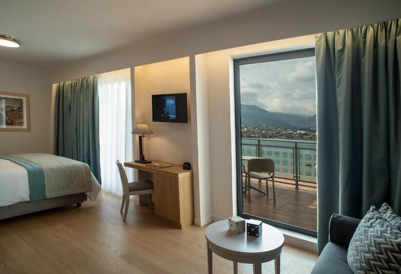 جناح مطلّ علي البحر, Chios Chandris