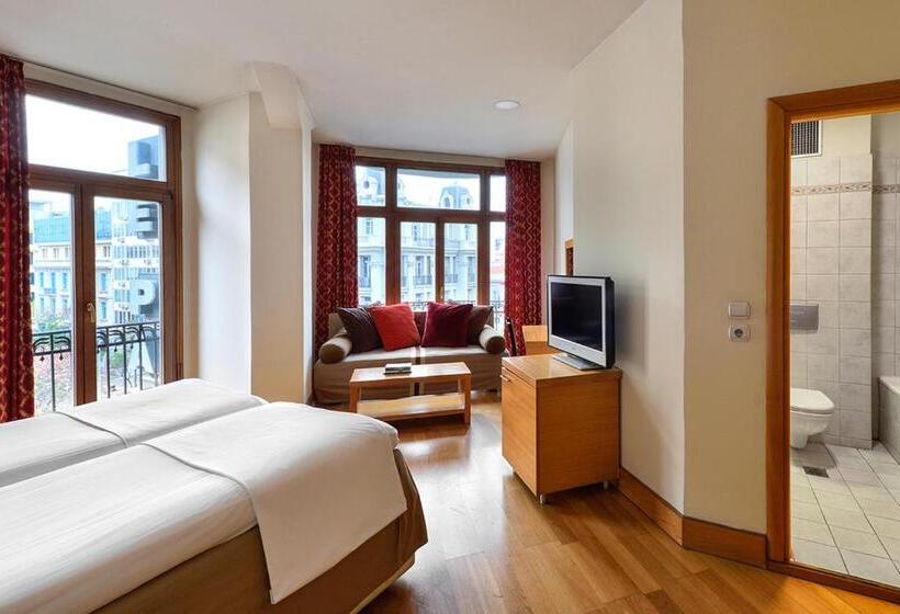 غرفة عائلية, Le Palace