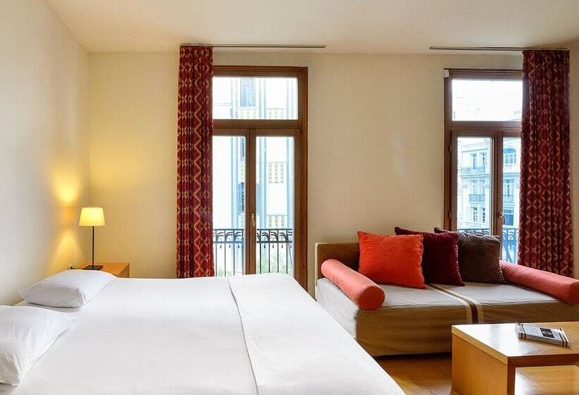 غرفة عائلية, Le Palace