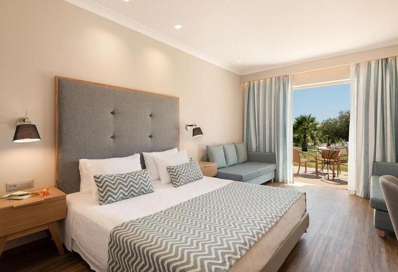 Superior bungalow with pool view, Pilot Beach Resort