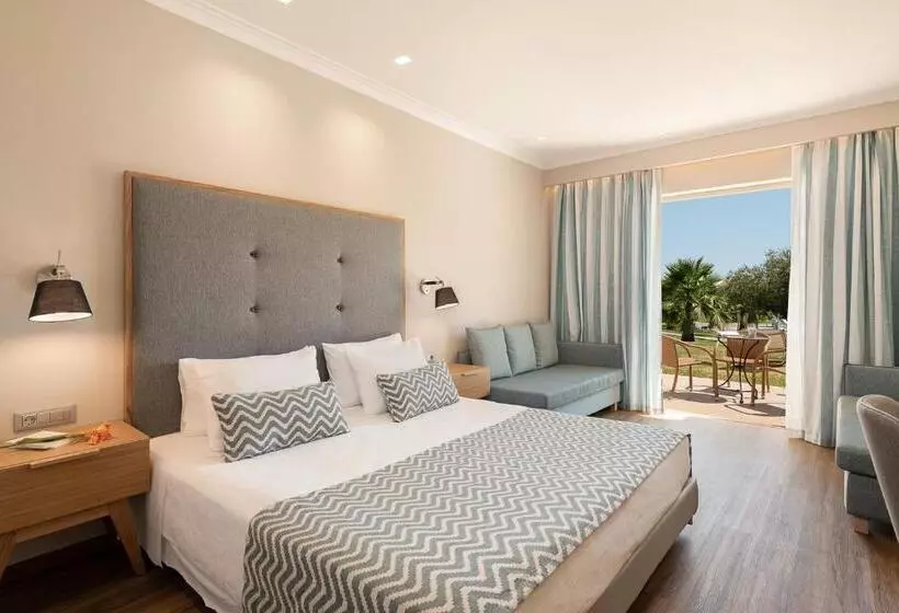 Superior bungalow with pool view, Pilot Beach Resort