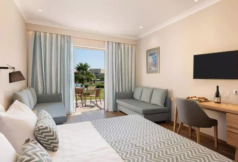 Superior bungalow with pool view, Pilot Beach Resort