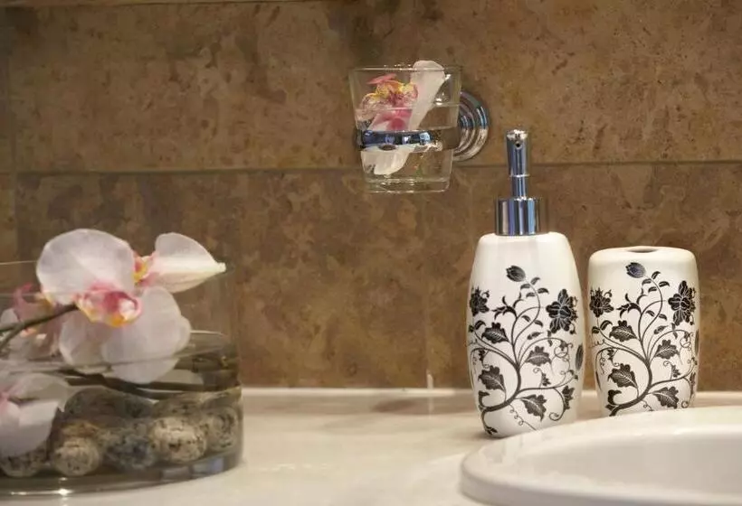 デラックススイート, Pilot Beach Resort