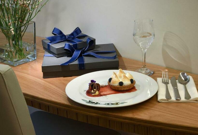 标准单人间, Titania