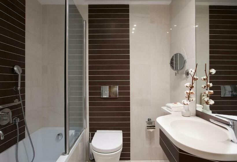 高级大房间, Titania