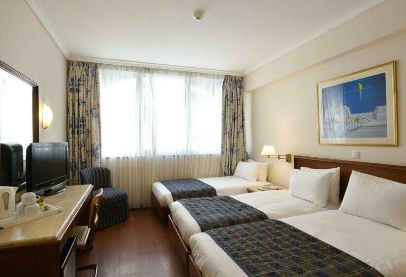 标准三人间, Titania