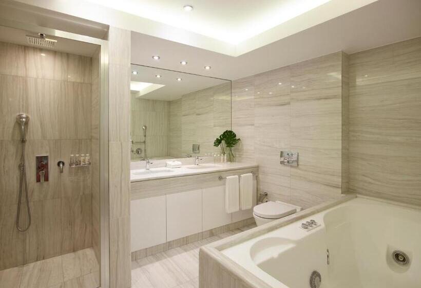 小型套房, Titania