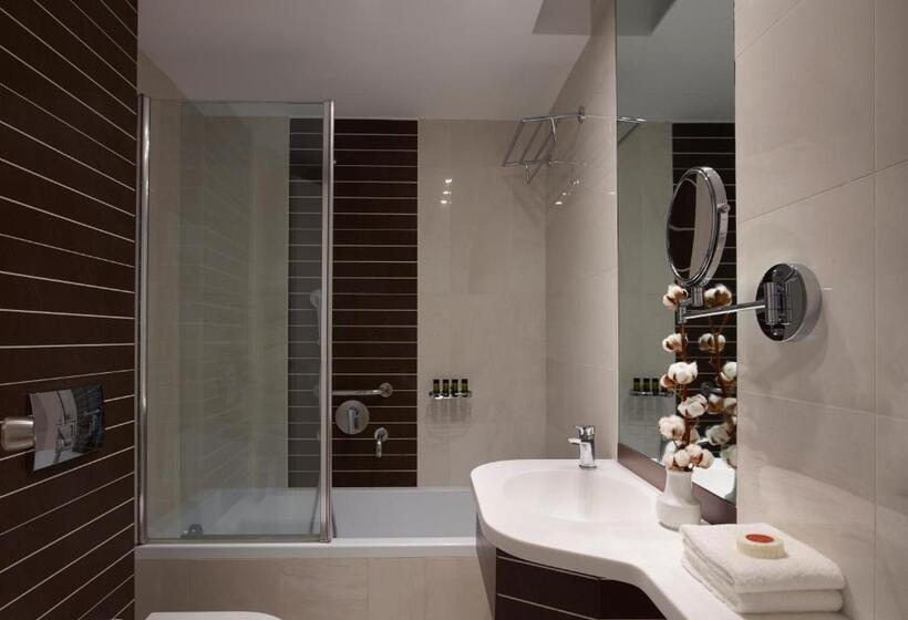 高级三人间, Titania