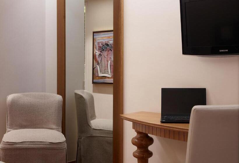 豪华三人间, Titania