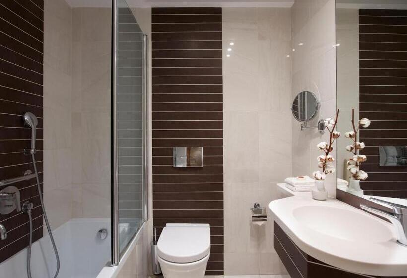 豪华三人间, Titania