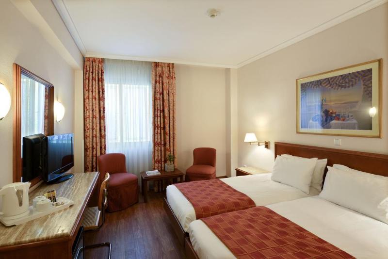 标准三人间, Titania