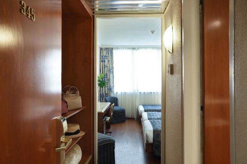 标准三人间, Titania