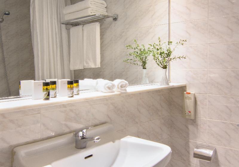 标准三人间, Titania