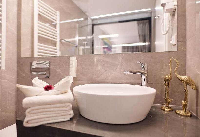 Семейный Номер, Paris