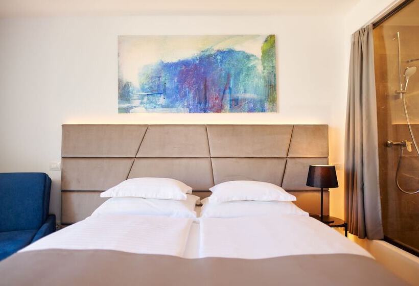 Семейный Номер, Paris