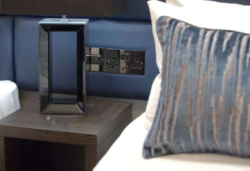 标准三人间, The Residence