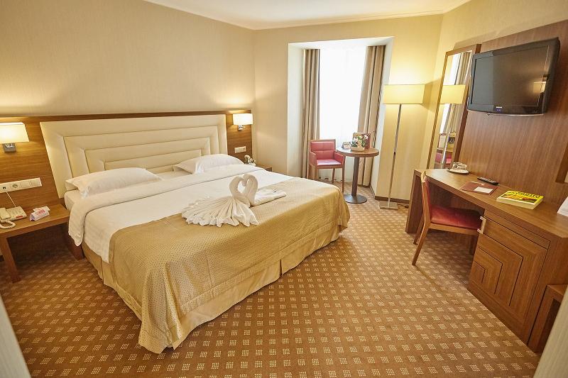 标准三人间, The Residence