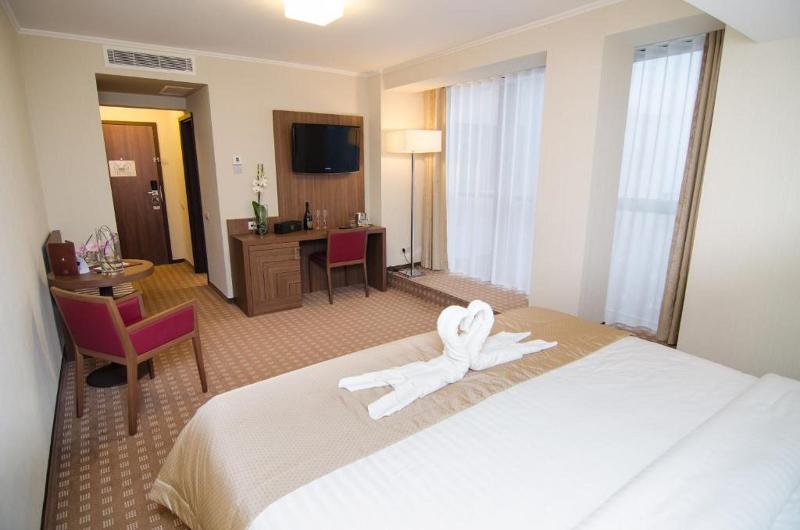 标准三人间, The Residence