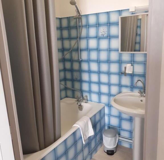 חדר סטנדרט לשלושה, Hôtel De France