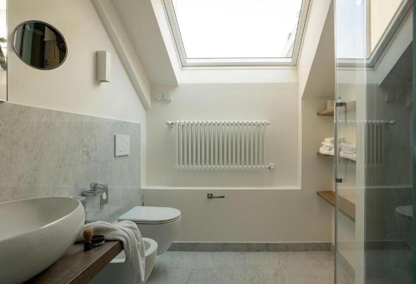 جناح, Camin Hotel Luino