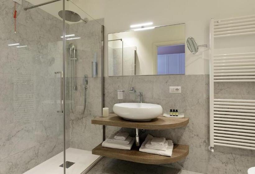 جناح جونيور, Camin Hotel Luino