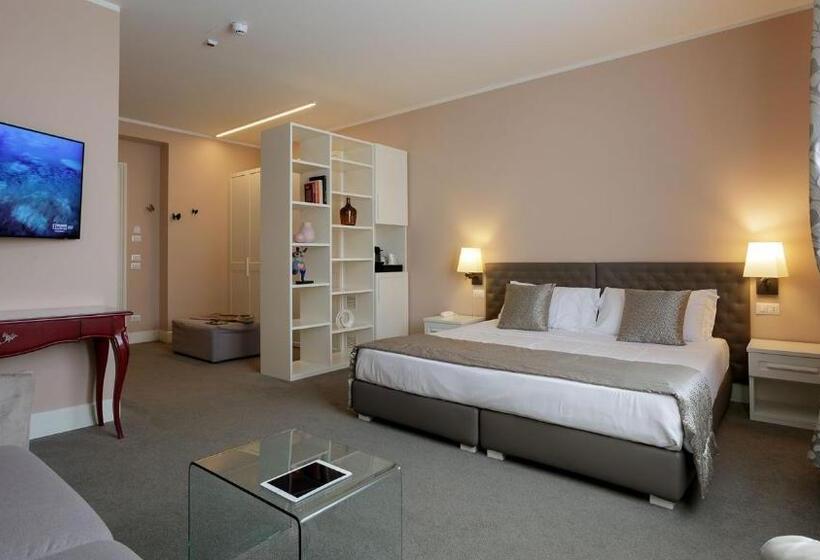 جناح جونيور, Camin Hotel Luino