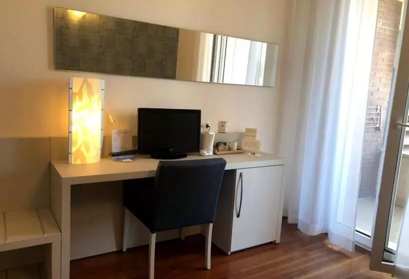 Standard Yhden Hengen Huone, Alexander