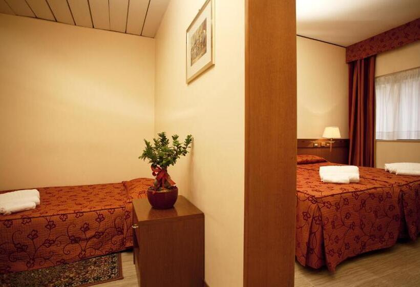 חדר סטנדרט לשלושה, Augustus