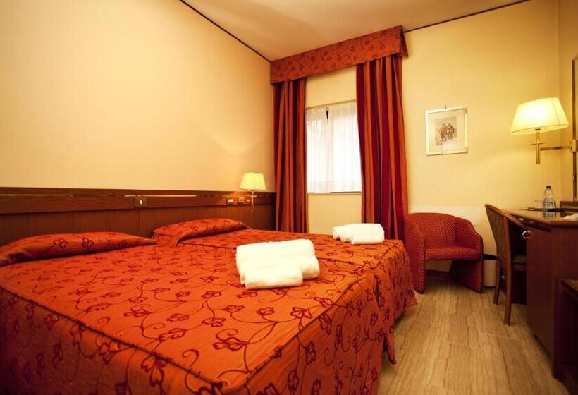 חדר סטנדרט לשלושה, Augustus