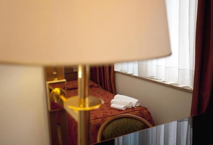 스탠다드 싱글 룸, Augustus