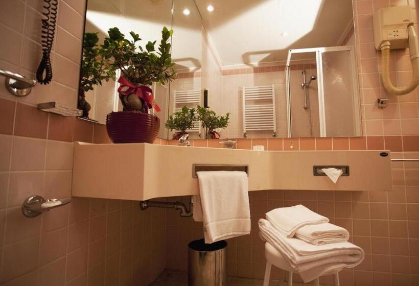 חדר אקונומי, Augustus