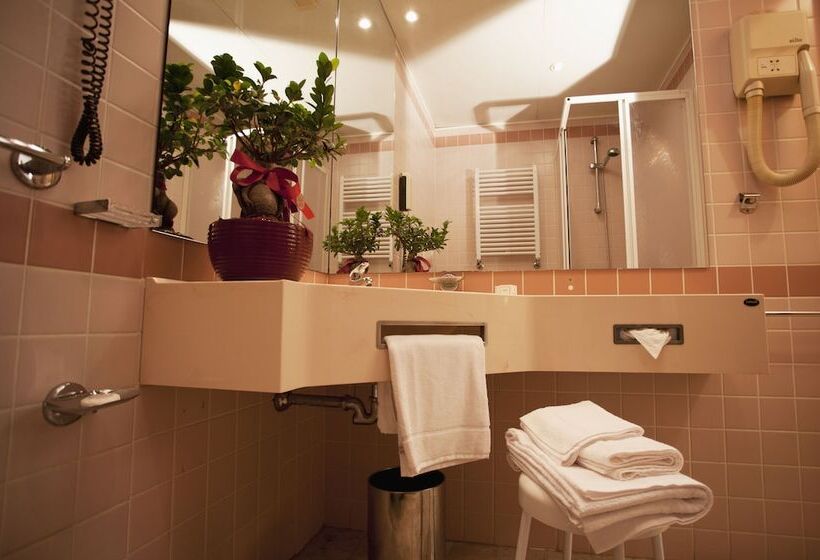 חדר סטנדרט לשלושה, Augustus