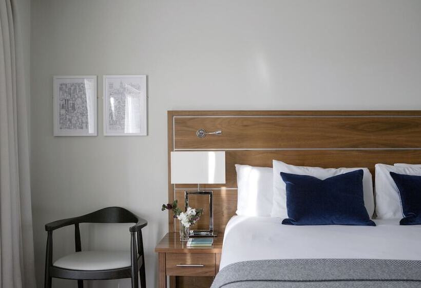 주니어 스위트, The Green