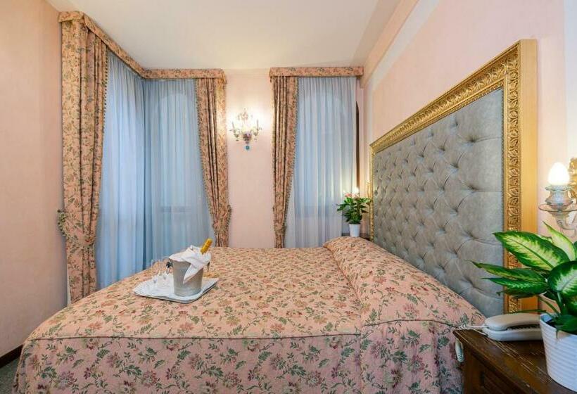 三人经典房间, Marconi