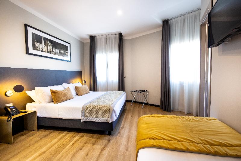 חדר דלוקס לשלושה, The Cross