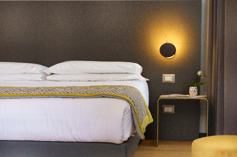 חדר דלוקס לשלושה, The Cross