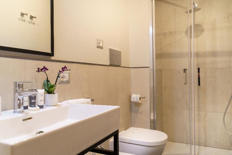 חדר דלוקס לשלושה, The Cross