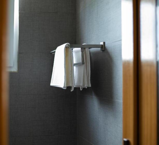 اتاق لوکس با بالکن و چشم‌انداز دریا, Dhiffushi Inn