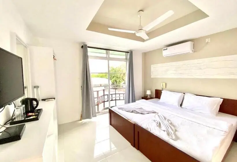 اتاق لوکس با بالکن و چشم‌انداز دریا, Oceana Boutique