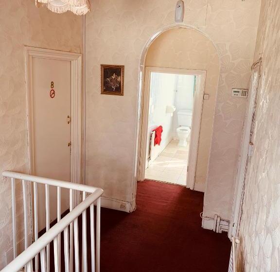 스탠다드 트리픔 룸 공동욕실, The Lion Brewery